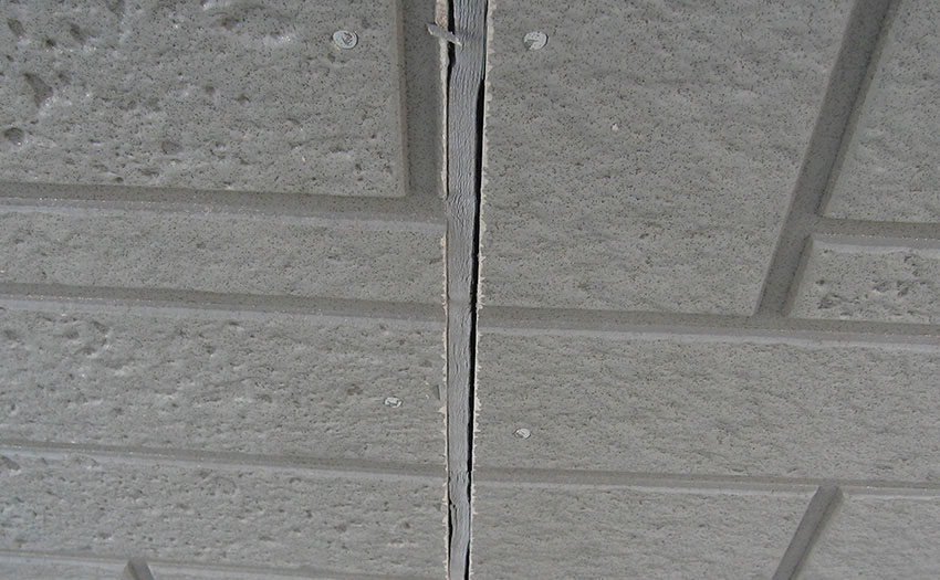 外壁の塗替えサイン（コーキングのひび割れ）