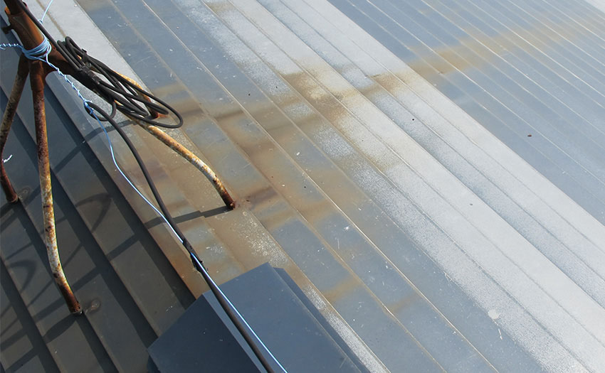 屋根の塗替えサイン（色褪せや傷、サビ）